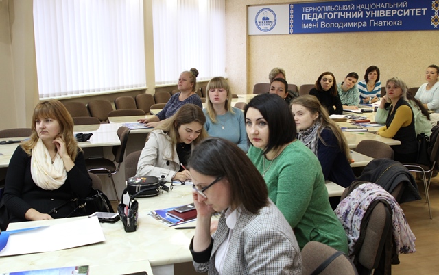 Учителі-полоністи на на науково-методичному семінарі.